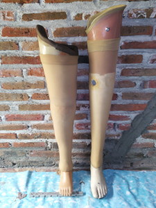 pengrajin kaki palsu atas lutut